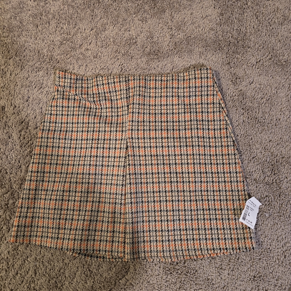 Chic Houndstooth Mini Skirt in Orange and Black